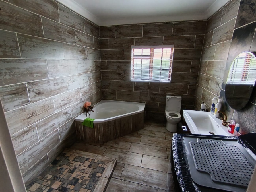 4 Bedroom Property for Sale in Mooinooi North West